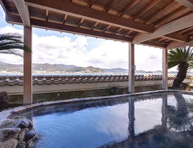 天然温泉「万葉の滝」